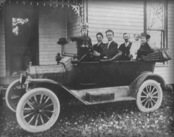 Josie and Asa Kernodle with children in Model T