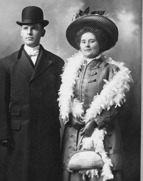 Wallace Russell & Elizabeth Mai Hutchison Wedding Picture - Dyer, TN 24 Dec 1908